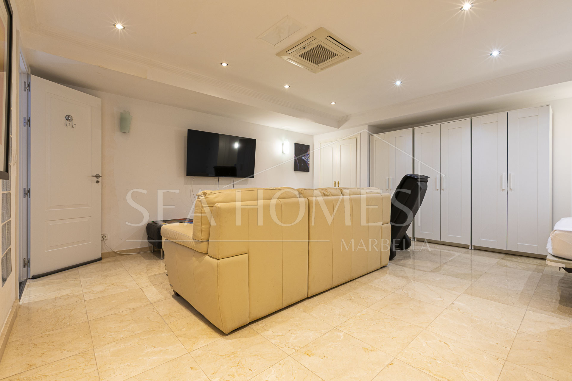 Beautiful south-facing, four bedroom townhouse in Los Almendros, part of the secure Los Arqueros Golf community in Benahavís