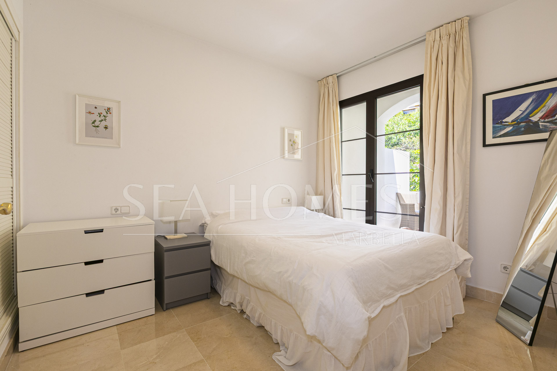 Beautiful south-facing, four bedroom townhouse in Los Almendros, part of the secure Los Arqueros Golf community in Benahavís