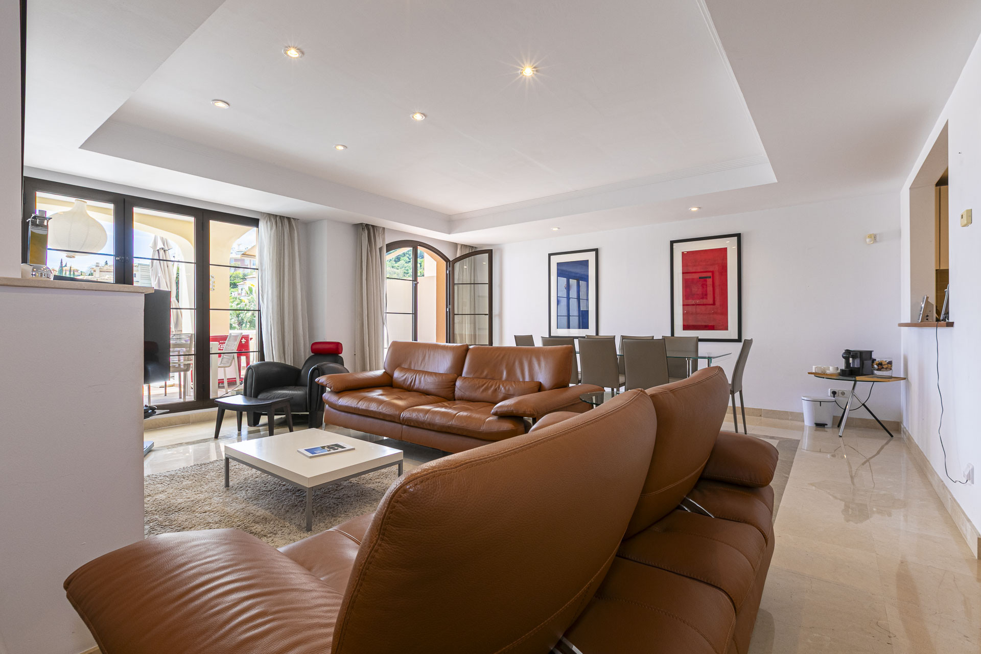 Schöne Süd-Richtung, 4-Zimmer-Stadthaus in Los Almendros, Teil der sicheren Los Arqueros Golf Gemeinde in Benahavís