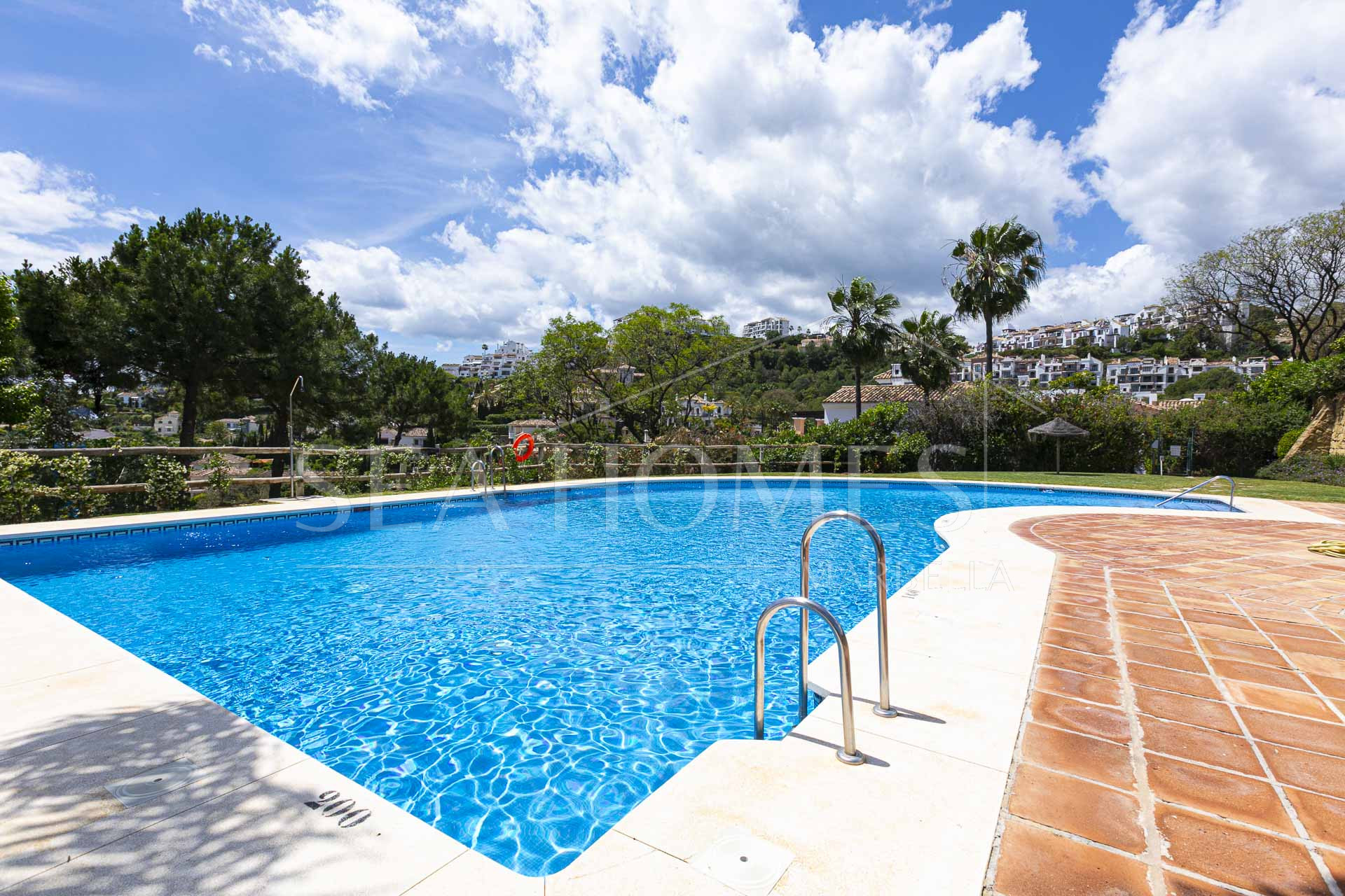 Beautiful south-facing, four bedroom townhouse in Los Almendros, part of the secure Los Arqueros Golf community in Benahavís