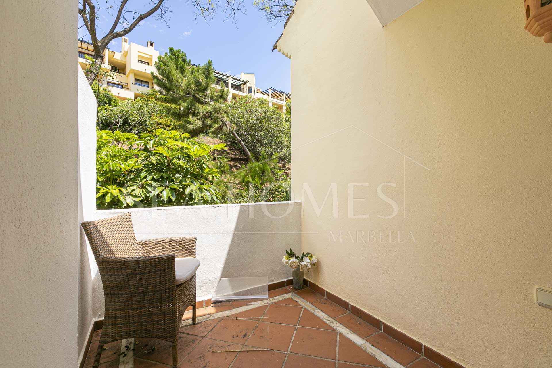 Beautiful south-facing, four bedroom townhouse in Los Almendros, part of the secure Los Arqueros Golf community in Benahavís