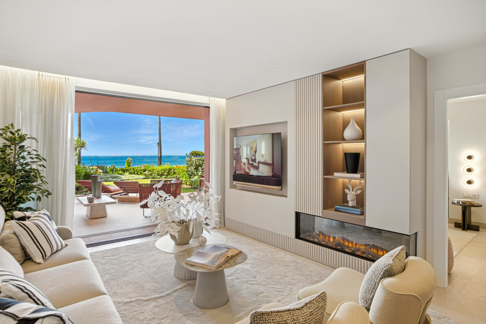 Imposante renoviert, Südlage Strandfront, Garten-Wohnung in der exklusiven Menara Beach Gemeinschaft auf der gesuchten New Golden Mile
