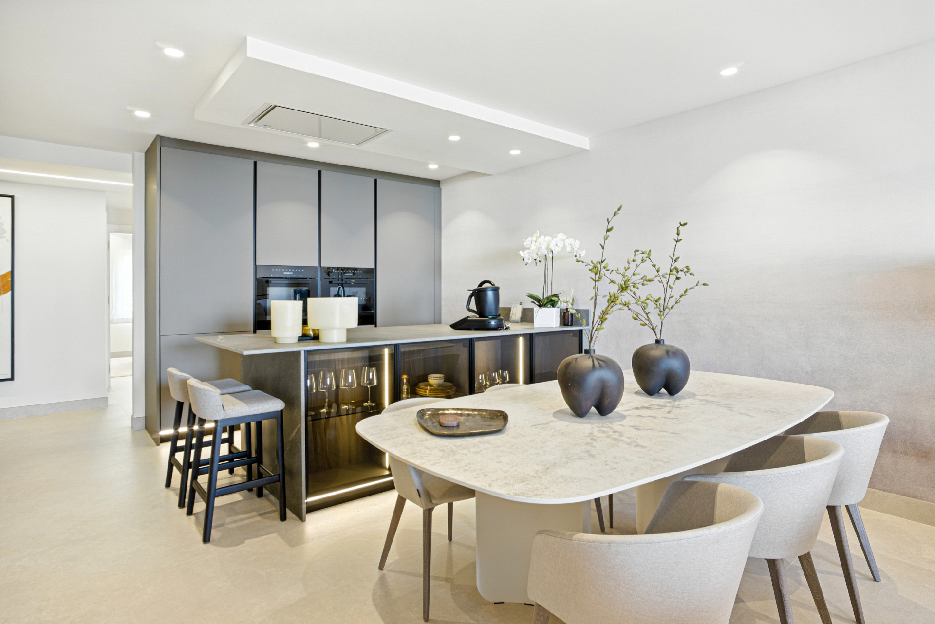Imposante renoviert, Südlage Strandfront, Garten-Wohnung in der exklusiven Menara Beach Gemeinschaft auf der gesuchten New Golden Mile