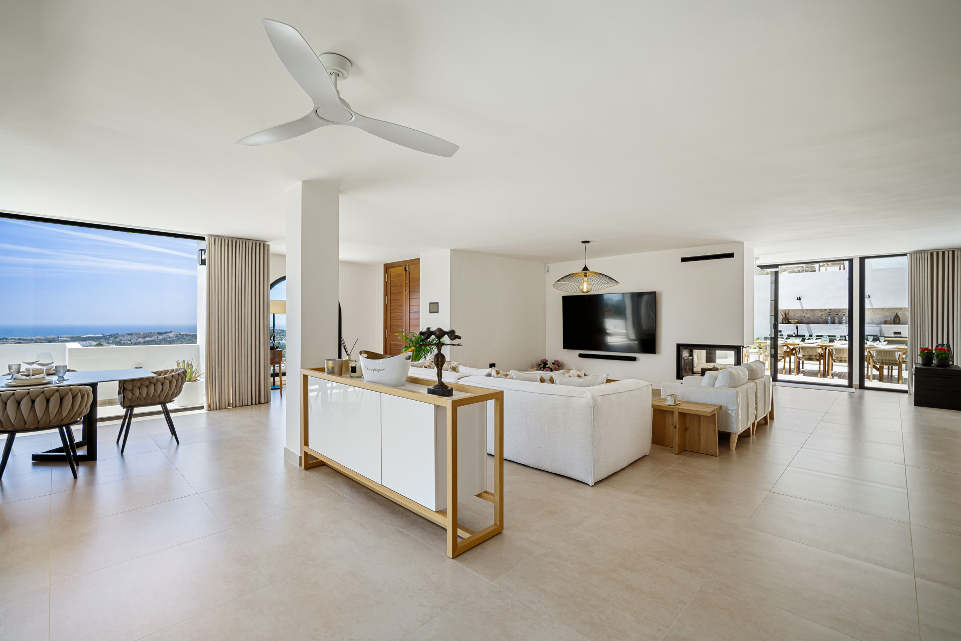 Beautiful five bedroom villa with breathtaking sea views in Las Lomas de Nueva Andalucia