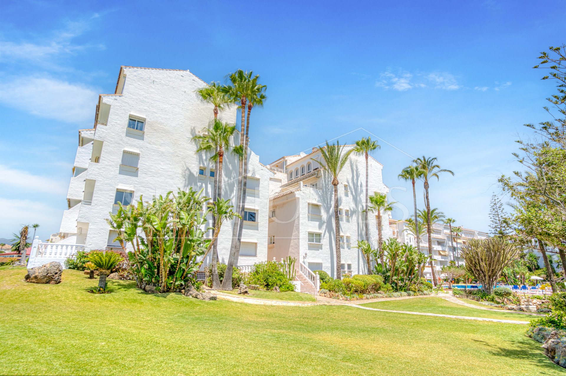 Excellent investment opportunity - south west facing three bedroom, beachfront duplex penthouse located in Playa Real, Marbesa