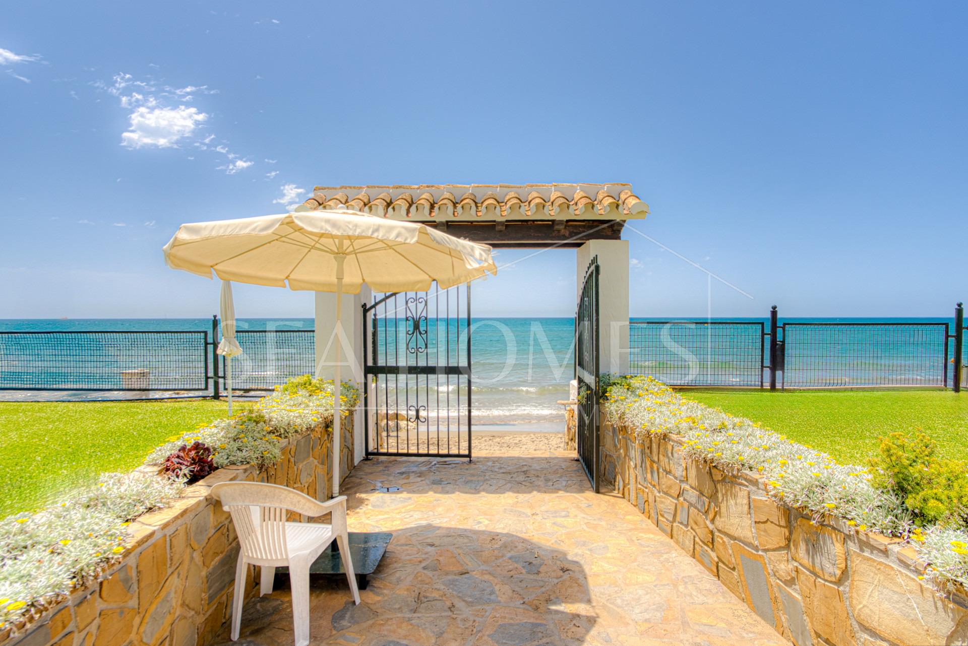 Excellent investment opportunity - south west facing three bedroom, beachfront duplex penthouse located in Playa Real, Marbesa