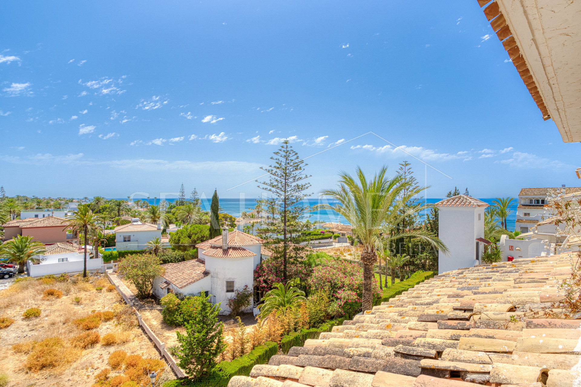 Excellent investment opportunity - south west facing three bedroom, beachfront duplex penthouse located in Playa Real, Marbesa
