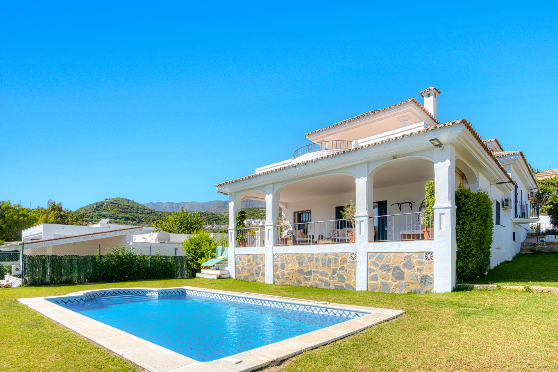 Hermosa Villa de cinco dormitorios, con vistas al suroeste con vistas al golf en Valle Romano (Estepona)