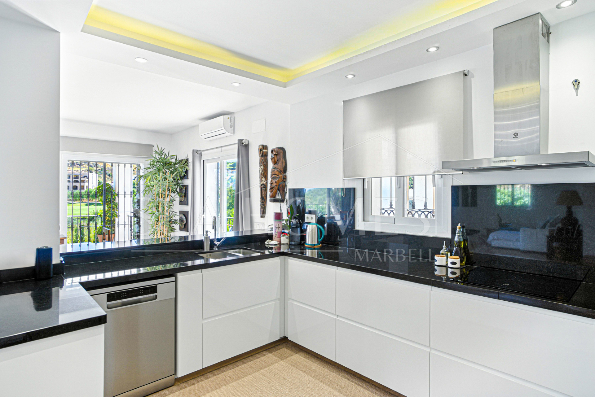 Beautiful five bedroom, Southwest-Facing Villa with Golf Views in Valle Romano (Estepona)