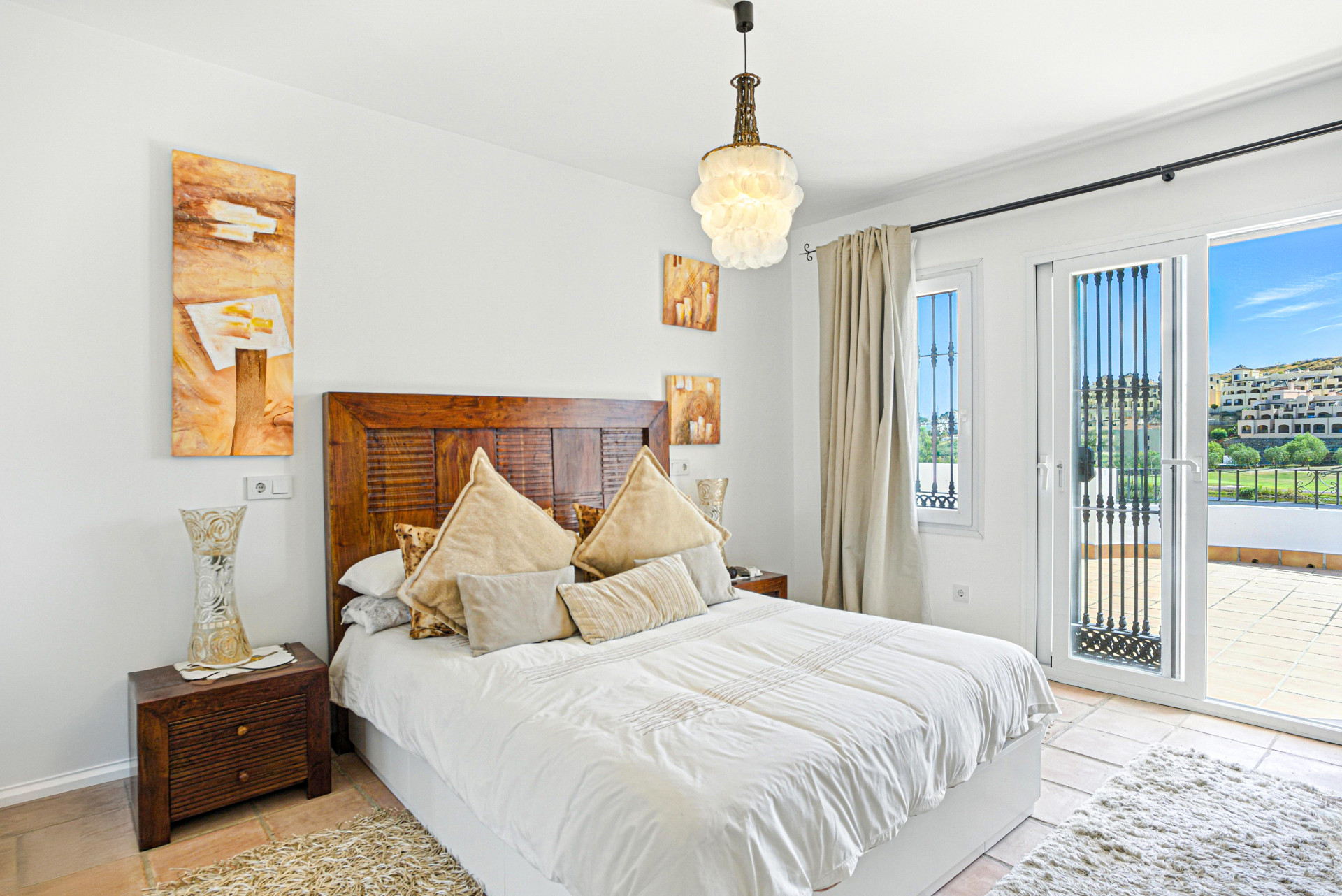 Hermosa Villa de cinco dormitorios, con vistas al suroeste con vistas al golf en Valle Romano (Estepona)