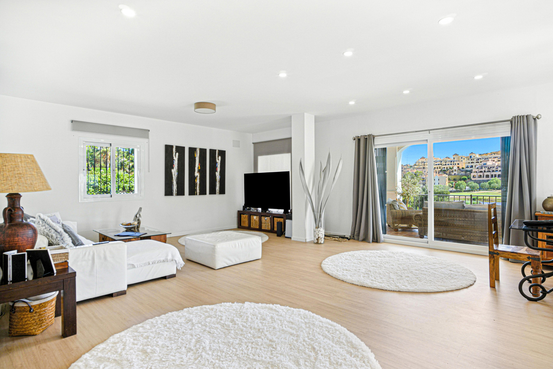 Hermosa Villa de cinco dormitorios, con vistas al suroeste con vistas al golf en Valle Romano (Estepona)