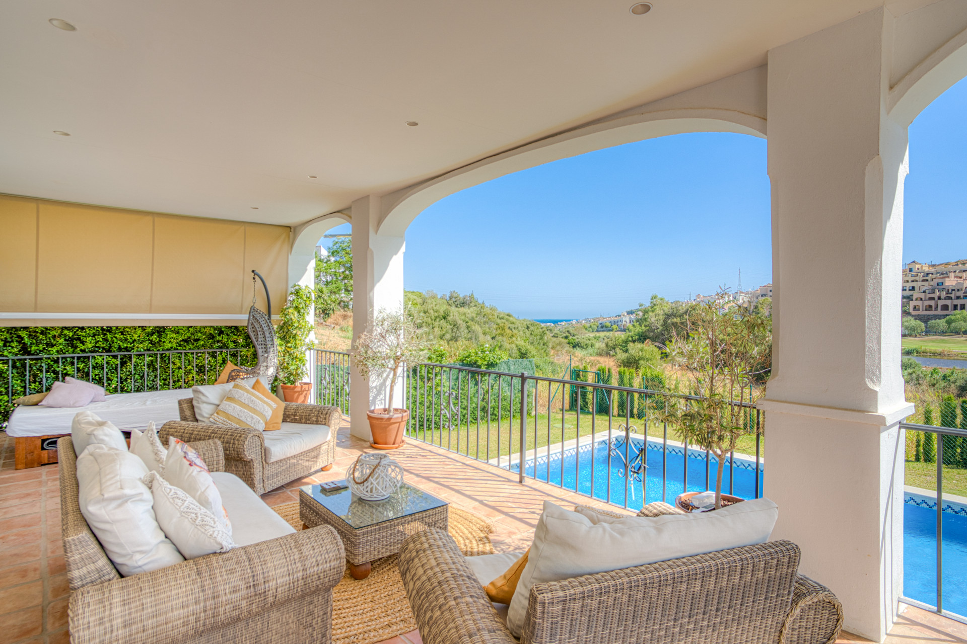 Hermosa Villa de cinco dormitorios, con vistas al suroeste con vistas al golf en Valle Romano (Estepona)