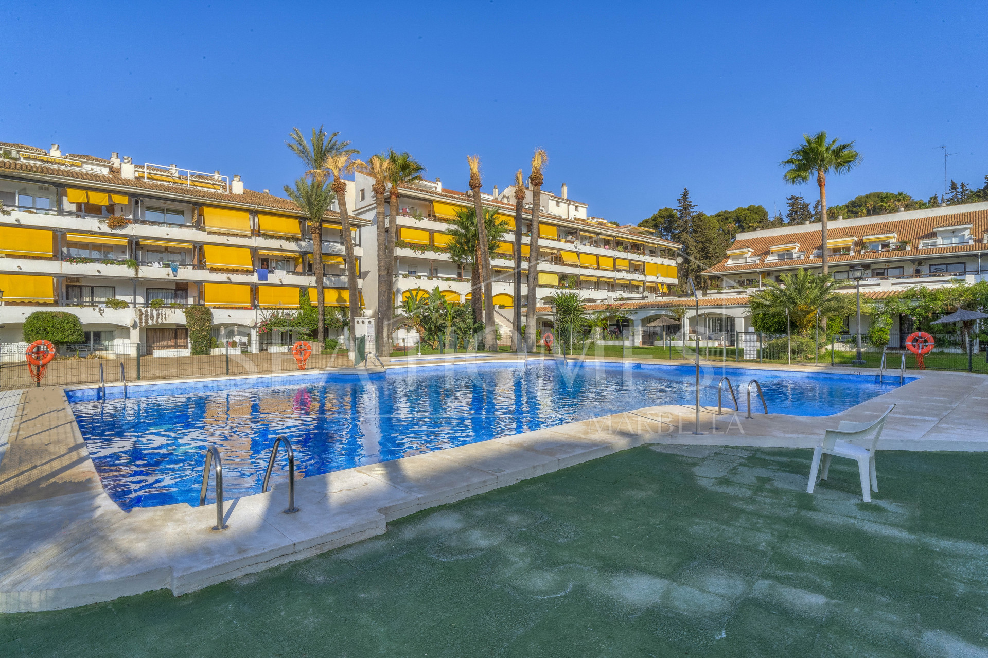 Wonderful south facing. two bedroom duplex penthouse located in the highly sought-after Carolina Park on Marbella’s prestigious Golden Mile