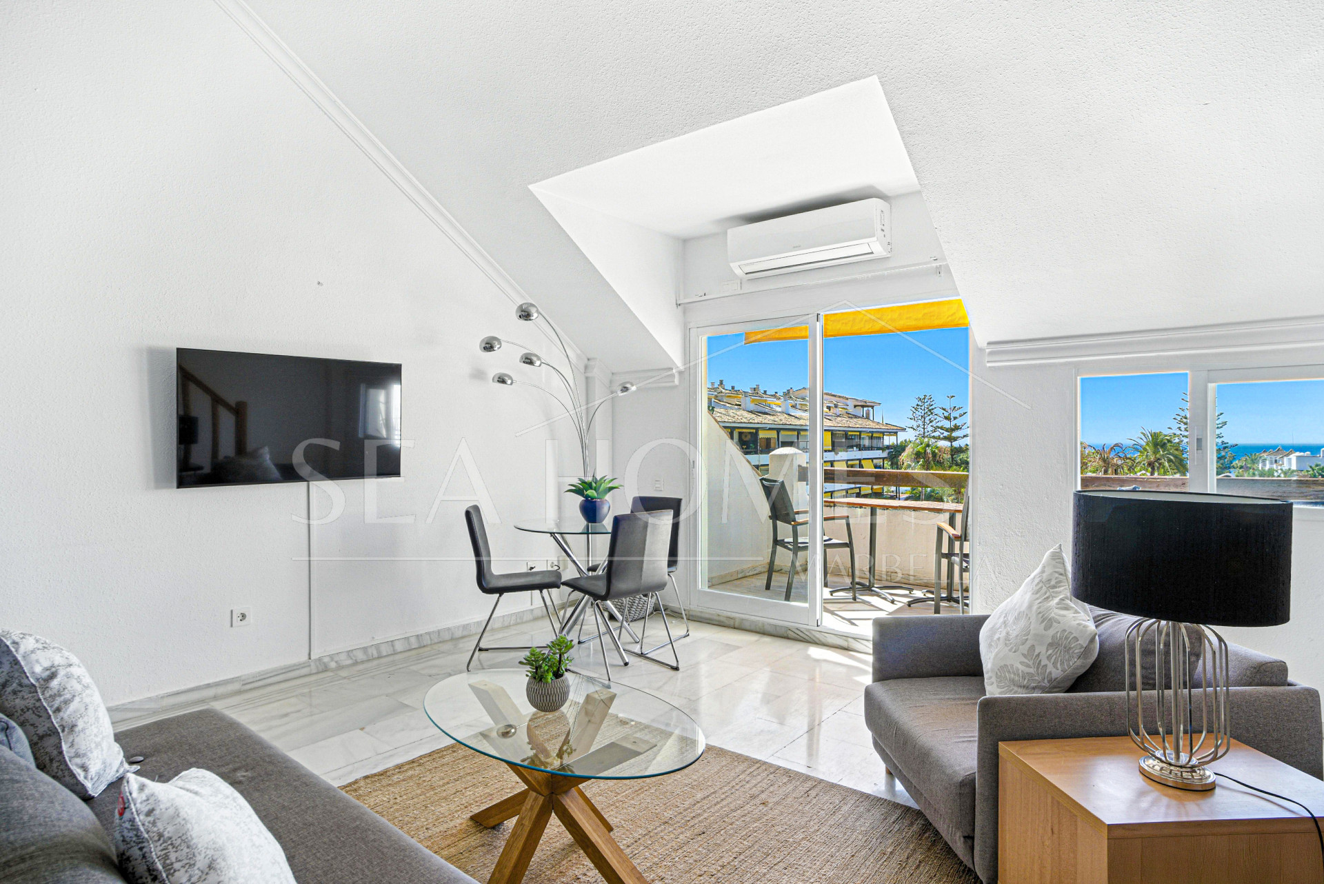Wonderful south facing. two bedroom duplex penthouse located in the highly sought-after Carolina Park on Marbella’s prestigious Golden Mile