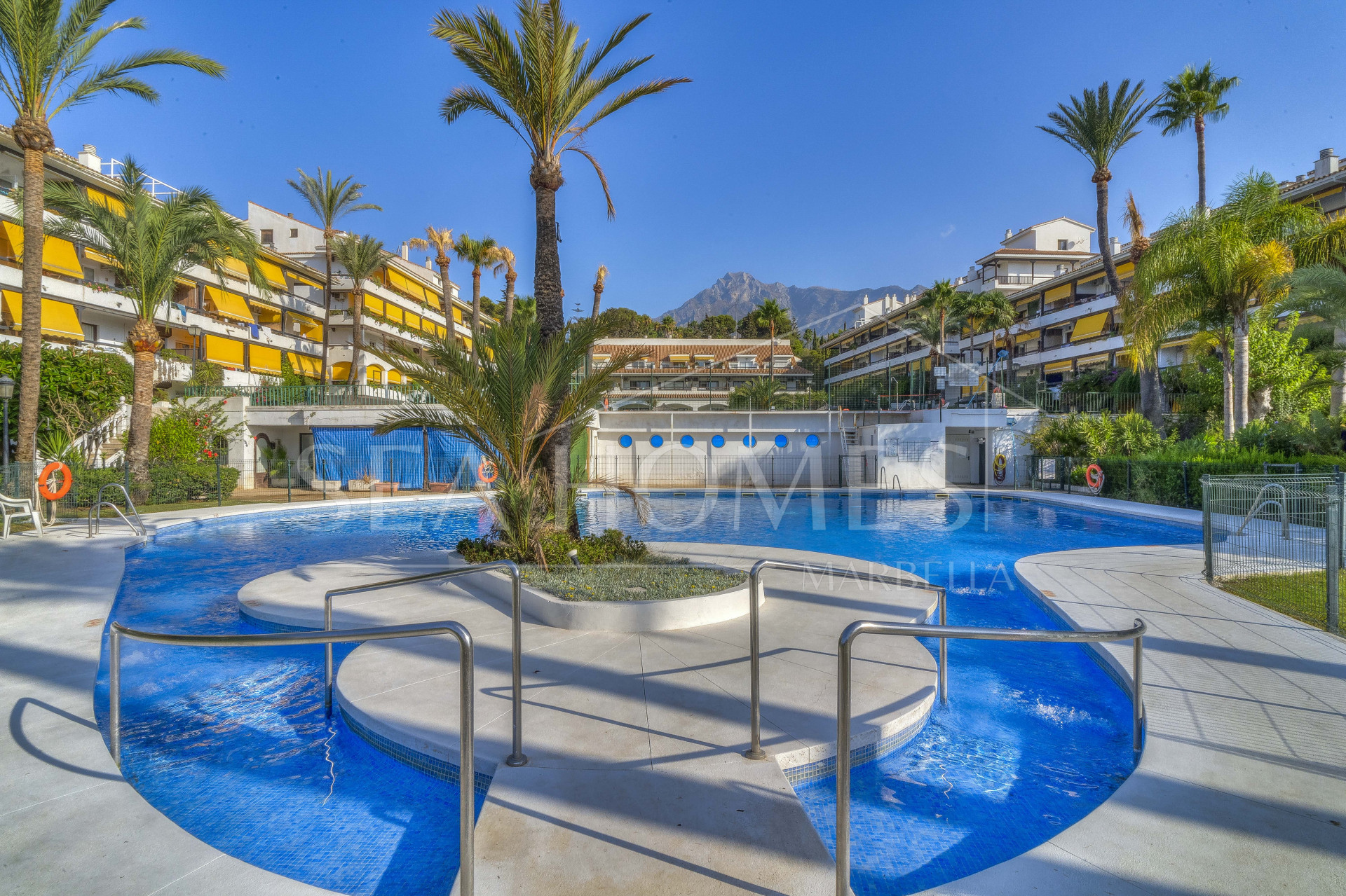 Wonderful south facing. two bedroom duplex penthouse located in the highly sought-after Carolina Park on Marbella’s prestigious Golden Mile