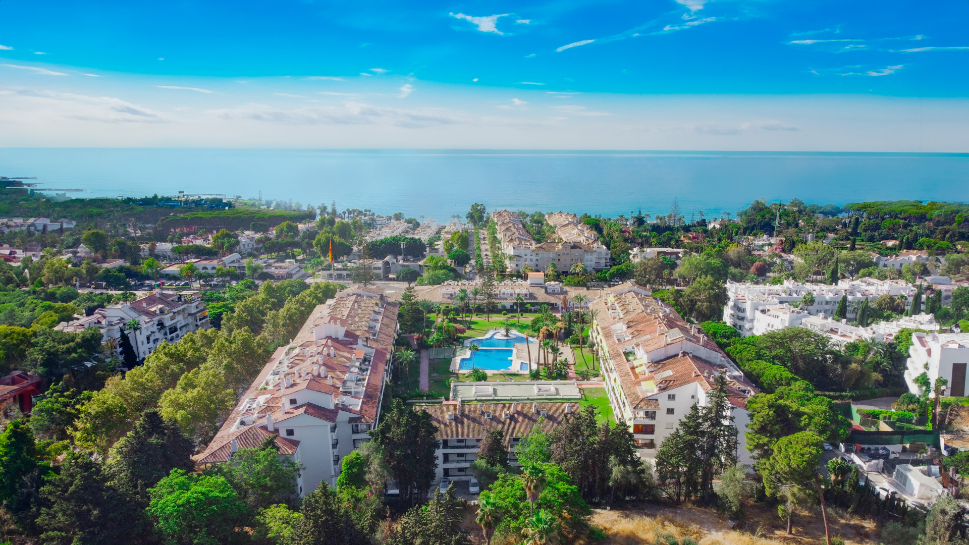 Wunderschöne Südlage. Zwei-Zimmer-Duplex-Penthouse befindet sich im begehrten Carolina Park auf Marbellas angesehene Goldene Meile