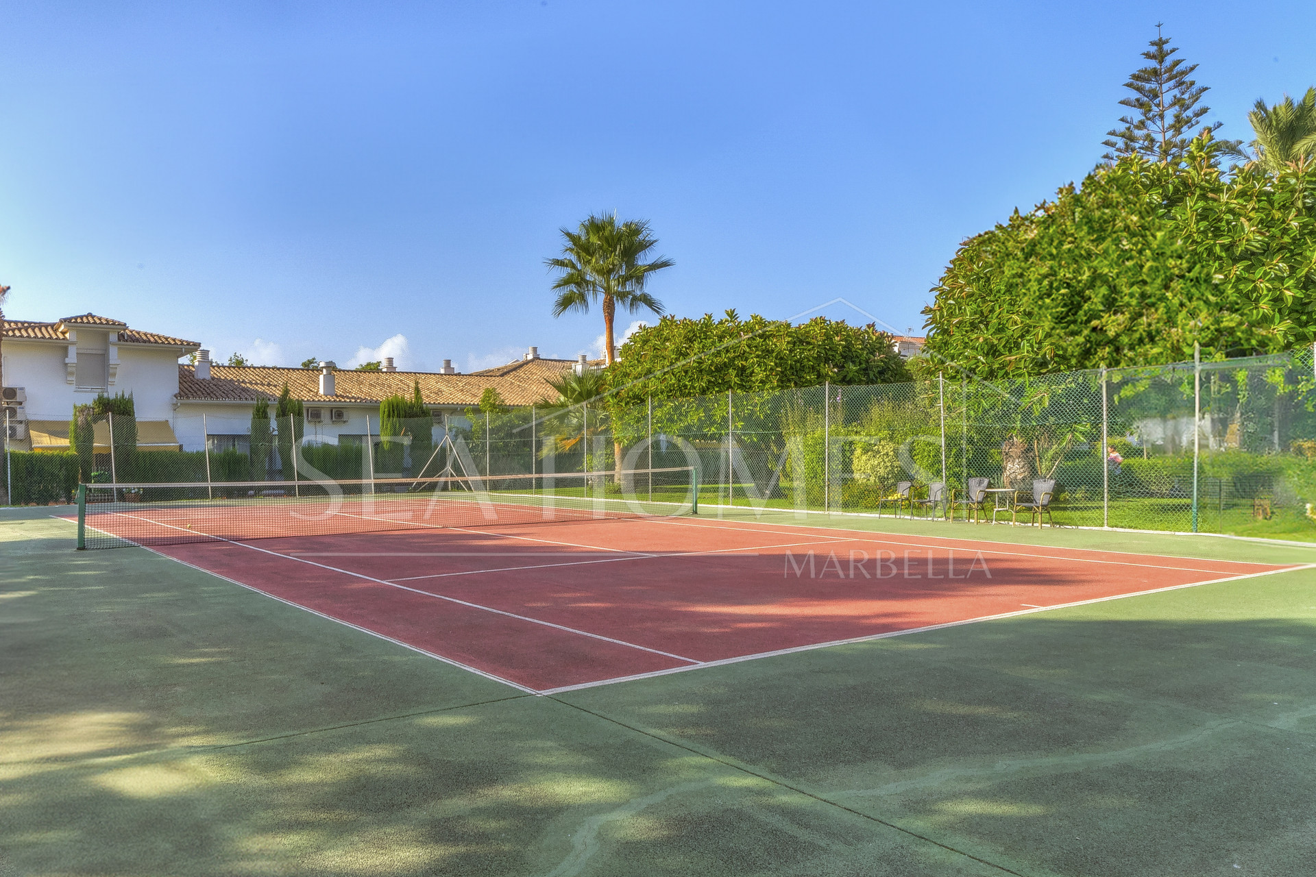 Wonderful south facing. two bedroom duplex penthouse located in the highly sought-after Carolina Park on Marbella’s prestigious Golden Mile