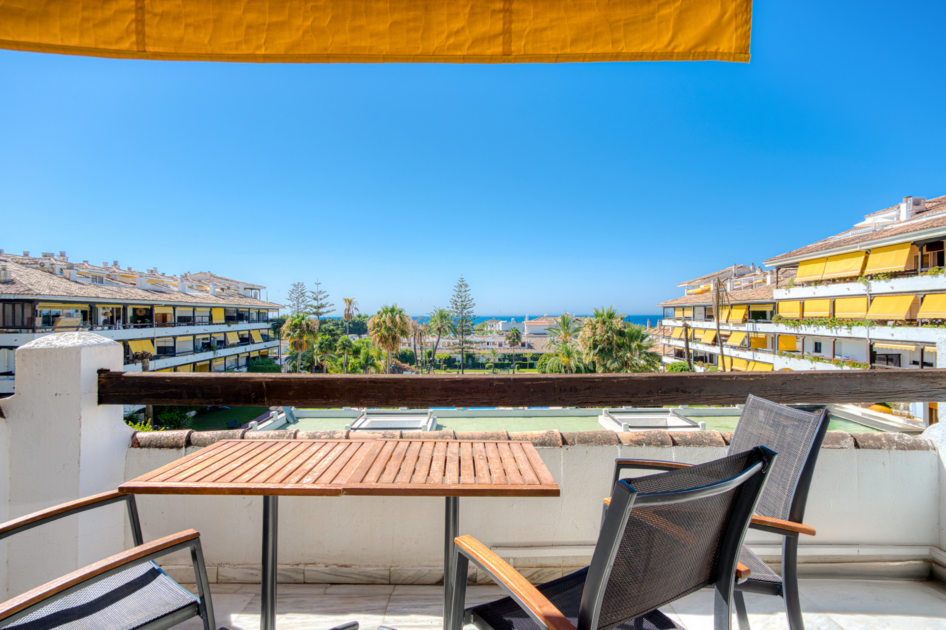 Wunderschöne Südlage. Zwei-Zimmer-Duplex-Penthouse befindet sich im begehrten Carolina Park auf Marbellas angesehene Goldene Meile