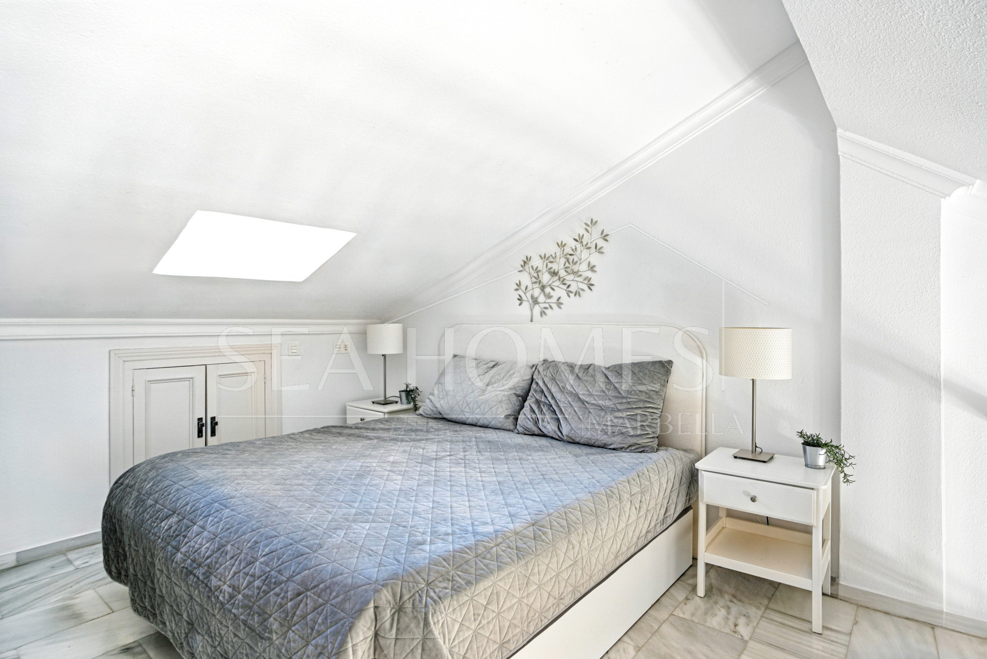 Wonderful south facing. two bedroom duplex penthouse located in the highly sought-after Carolina Park on Marbella’s prestigious Golden Mile