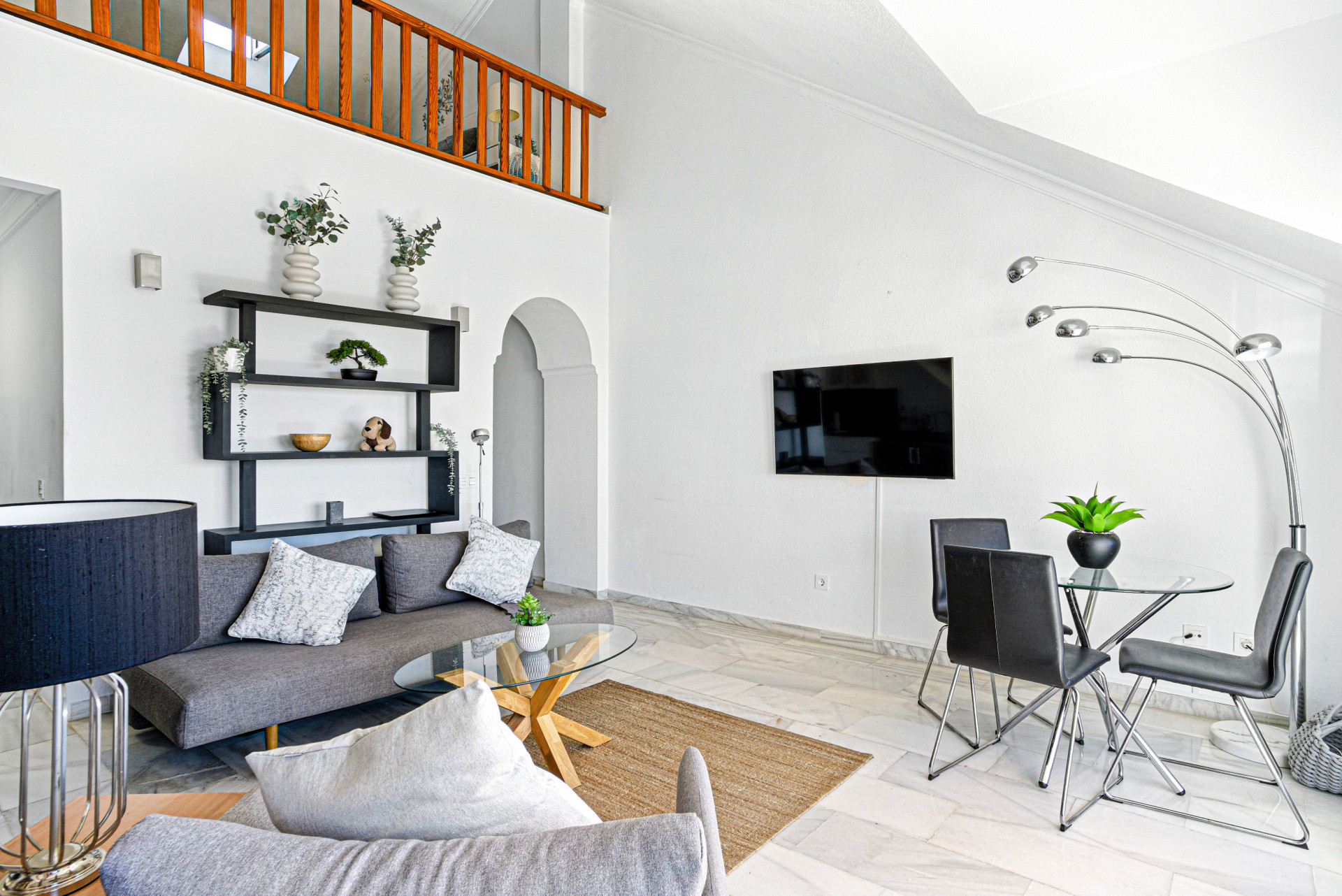 Wunderschöne Südlage. Zwei-Zimmer-Duplex-Penthouse befindet sich im begehrten Carolina Park auf Marbellas angesehene Goldene Meile