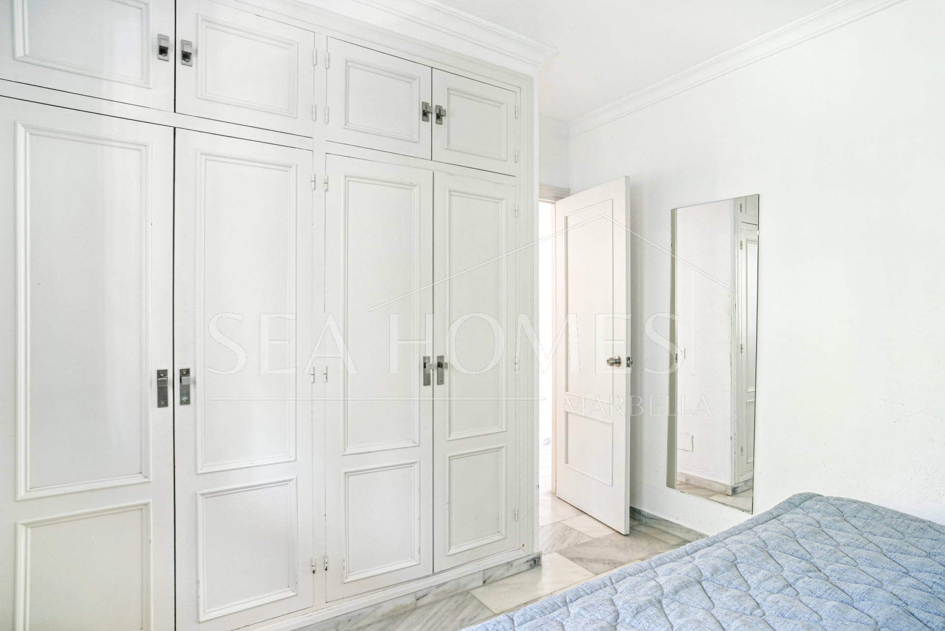 Wonderful south facing. two bedroom duplex penthouse located in the highly sought-after Carolina Park on Marbella’s prestigious Golden Mile
