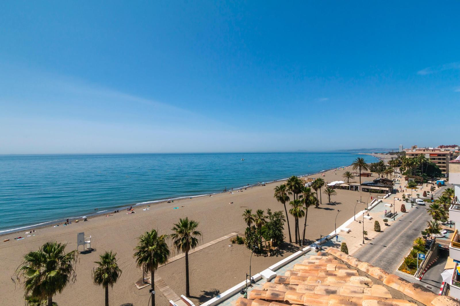 Impresionante, orientado al sur totalmente renovado, apartamento frente a la playa de tres dormitorios en el corazón del encantador casco antiguo de Estepona