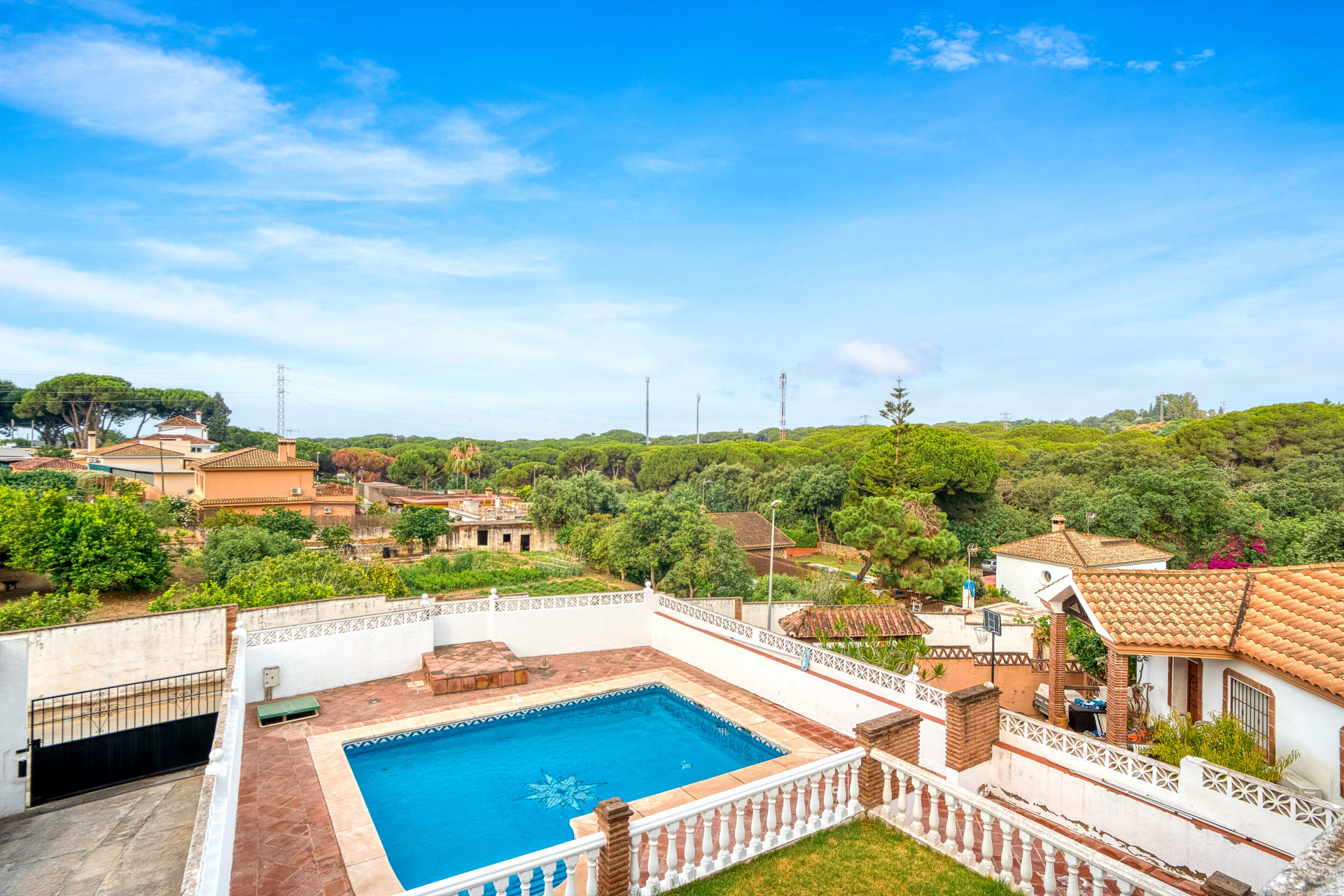 Encantadora Villa de 5 dormitorios, situada en la zona residencial de El Rosario, Marbella