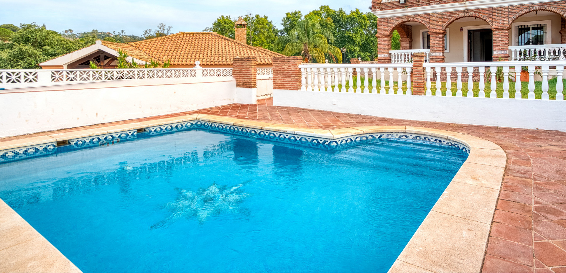 Encantadora Villa de 5 dormitorios, situada en la zona residencial de El Rosario, Marbella