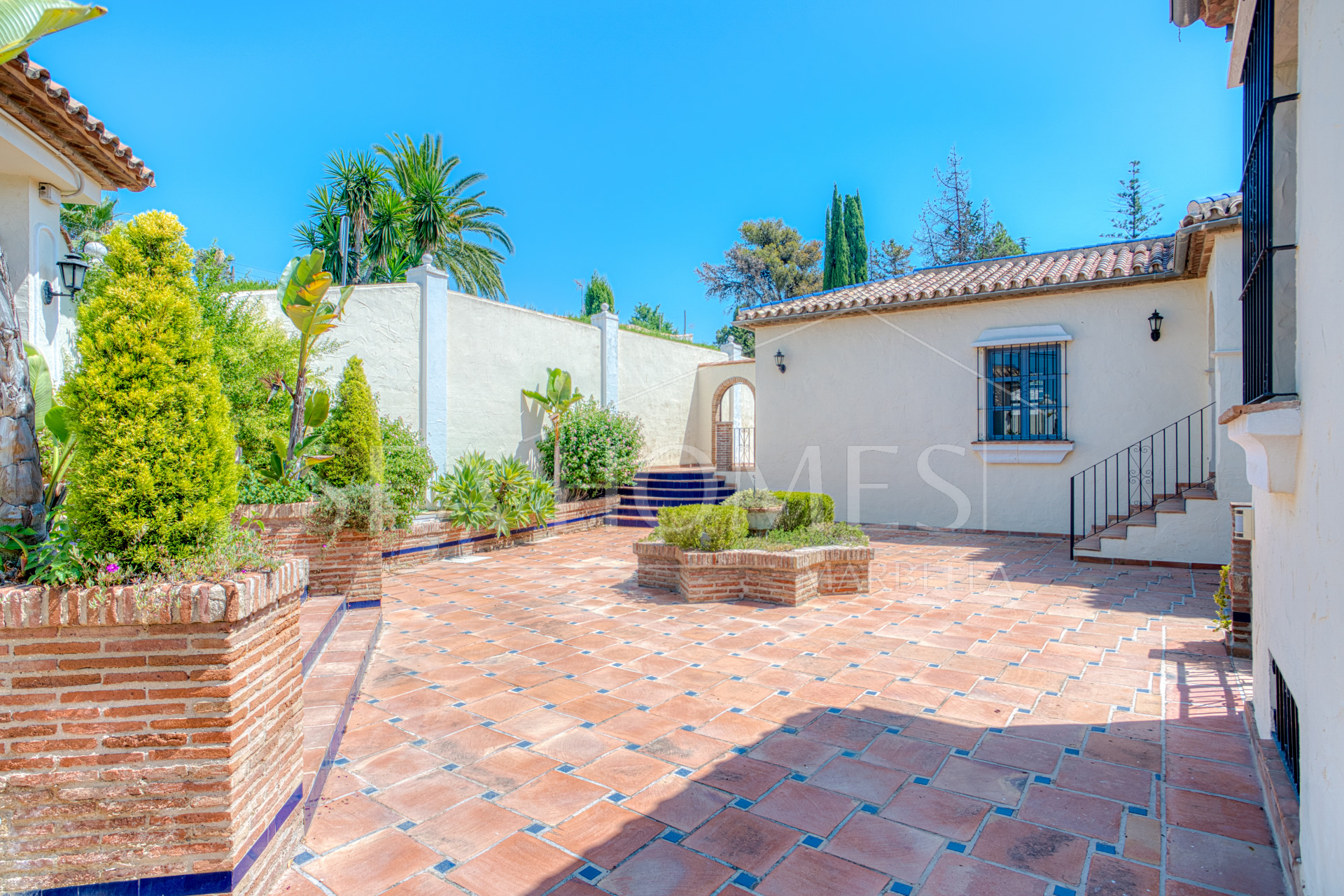 Spacious seven-bedroom, south facing villa with sea views, located in the fantastic area of Estepona