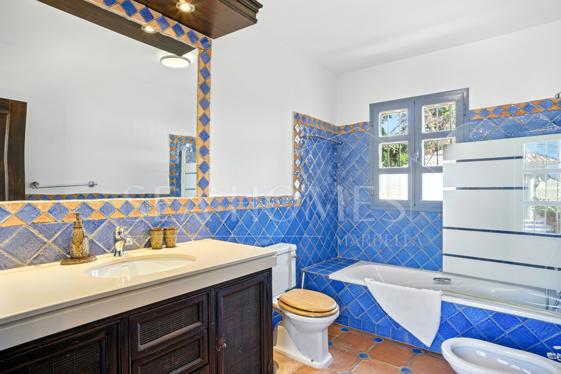 Spacious seven-bedroom, south facing villa with sea views, located in the fantastic area of Estepona