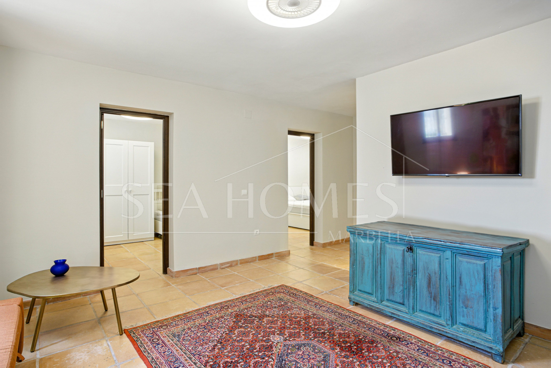 Spacious seven-bedroom, south facing villa with sea views, located in the fantastic area of Estepona