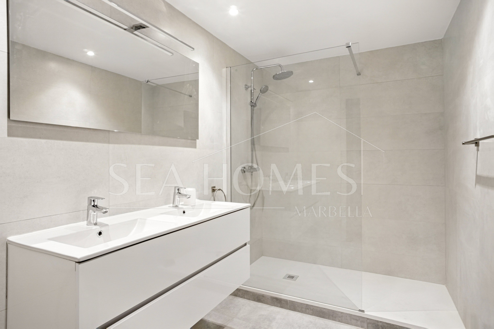Spacious seven-bedroom, south facing villa with sea views, located in the fantastic area of Estepona