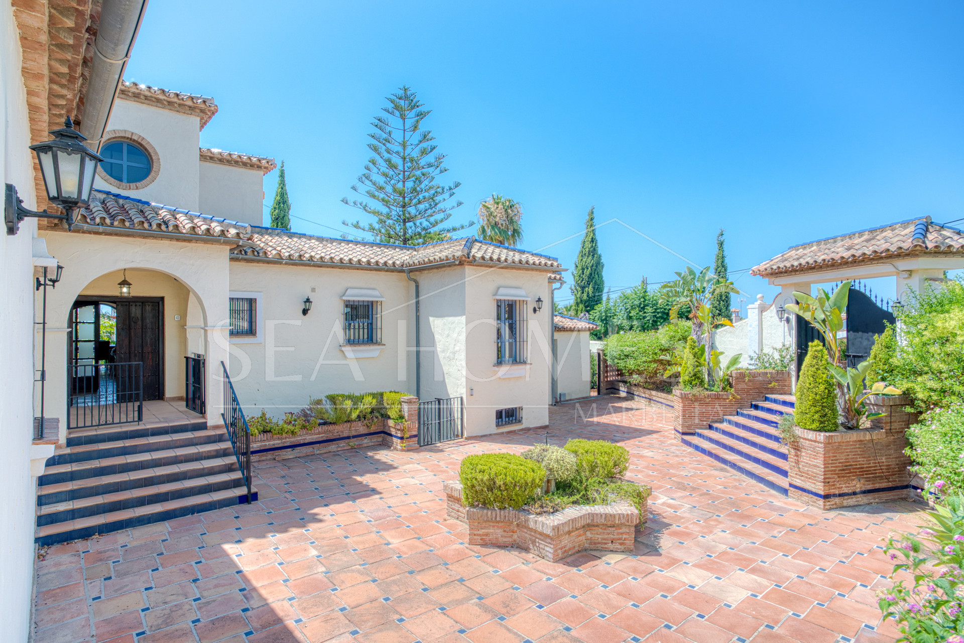 Spacious seven-bedroom, south facing villa with sea views, located in the fantastic area of Estepona