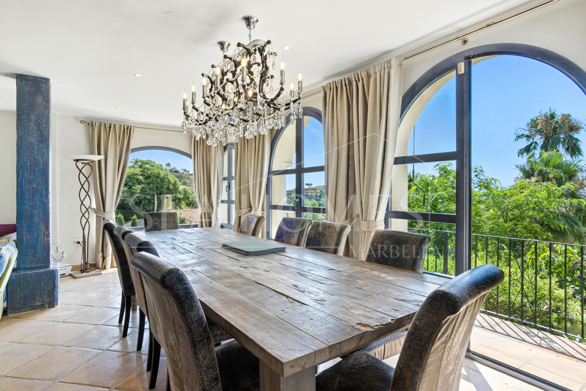 Spacious seven-bedroom, south facing villa with sea views, located in the fantastic area of Estepona