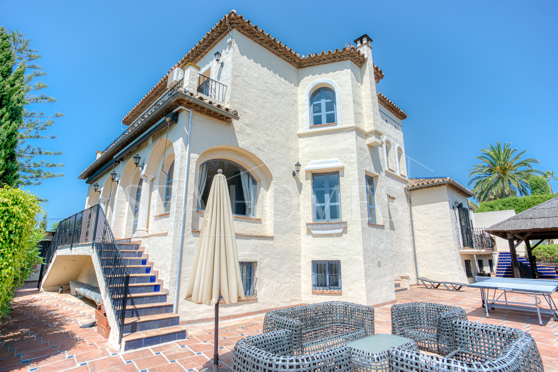 Spacious seven-bedroom, south facing villa with sea views, located in the fantastic area of Estepona