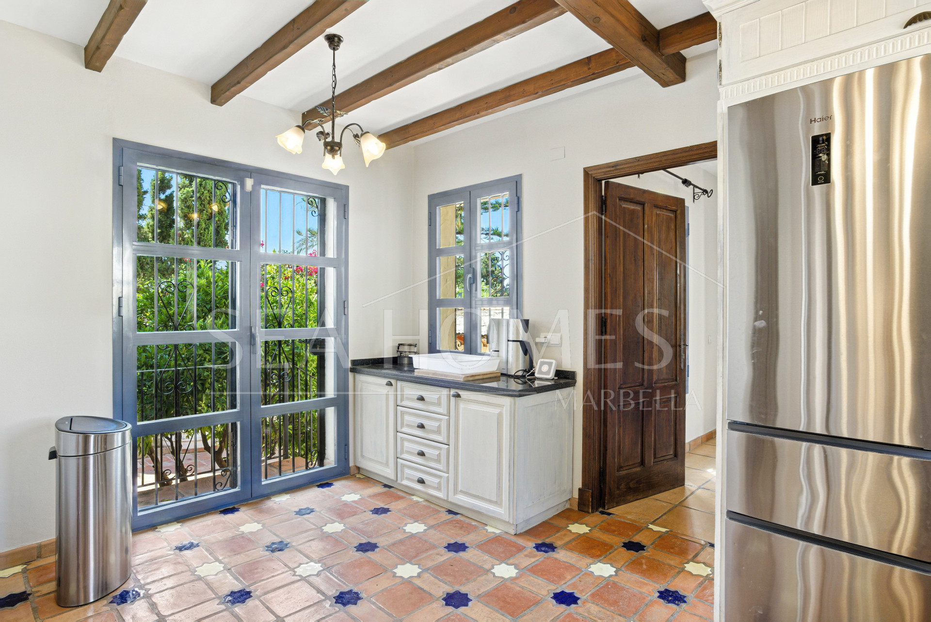 Spacious seven-bedroom, south facing villa with sea views, located in the fantastic area of Estepona