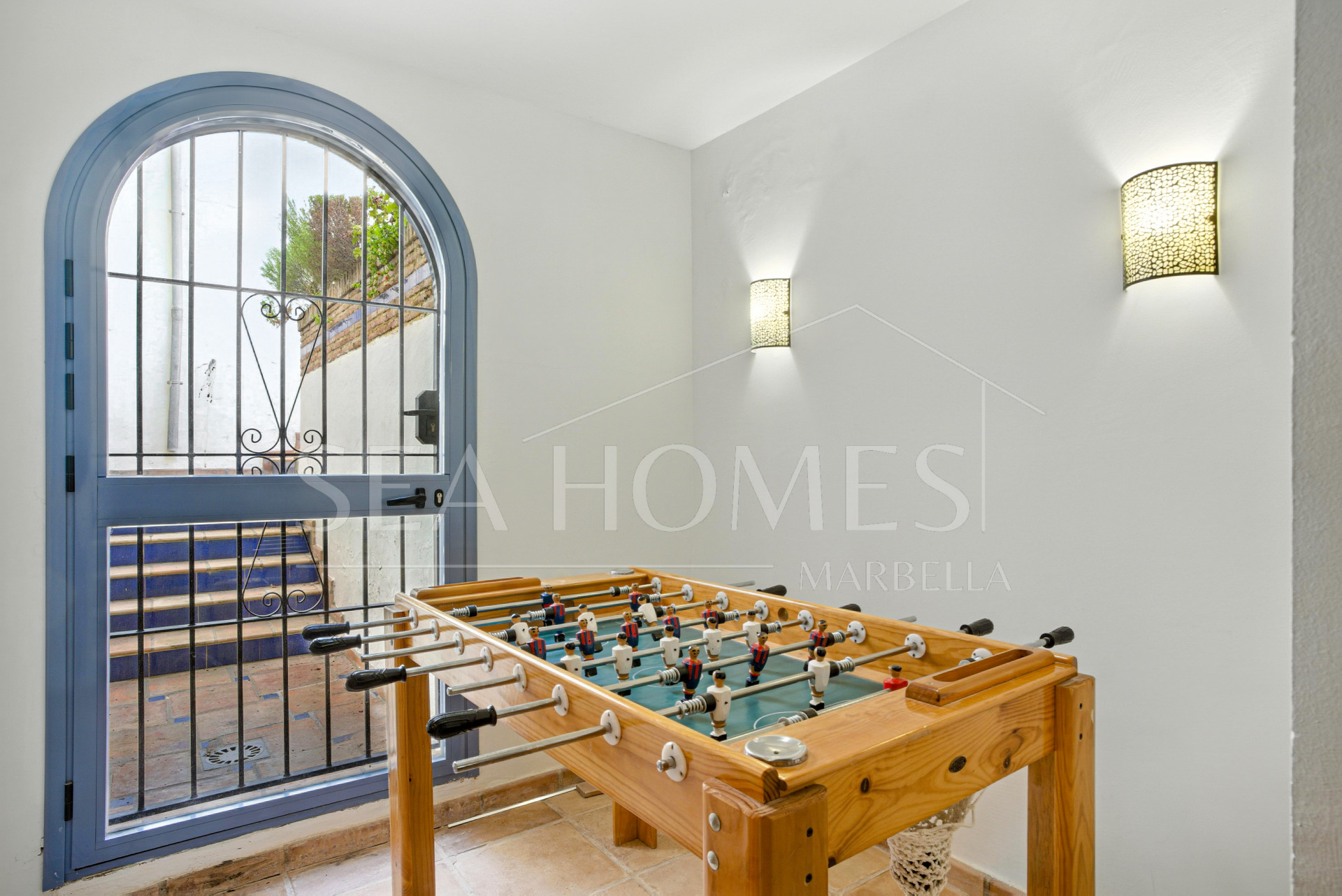 Spacious seven-bedroom, south facing villa with sea views, located in the fantastic area of Estepona