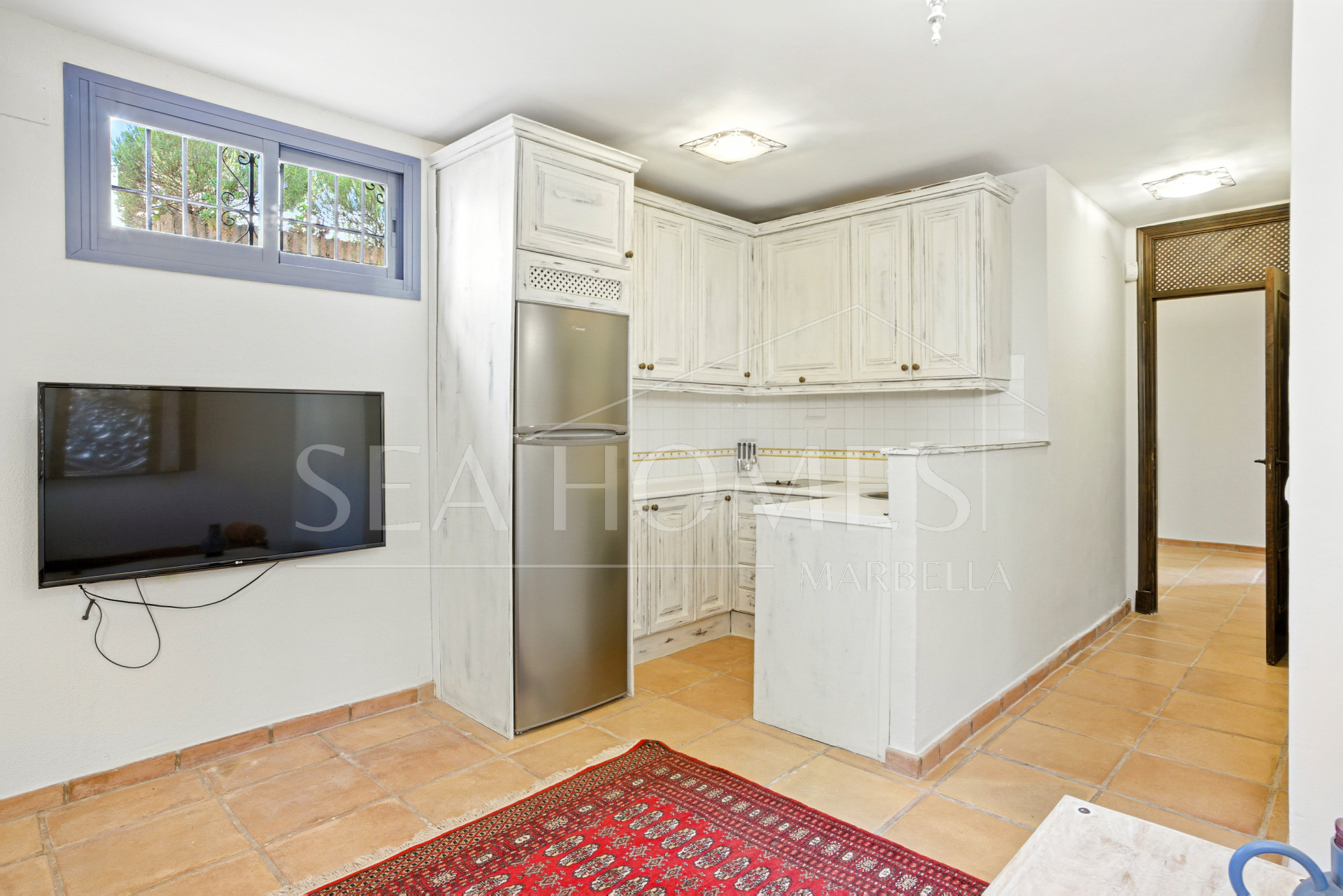 Spacious seven-bedroom, south facing villa with sea views, located in the fantastic area of Estepona
