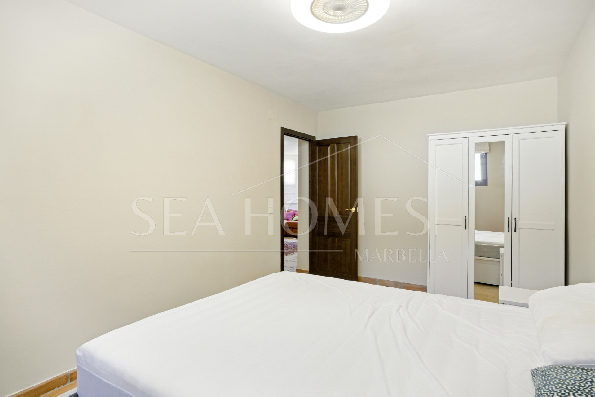 Spacious seven-bedroom, south facing villa with sea views, located in the fantastic area of Estepona