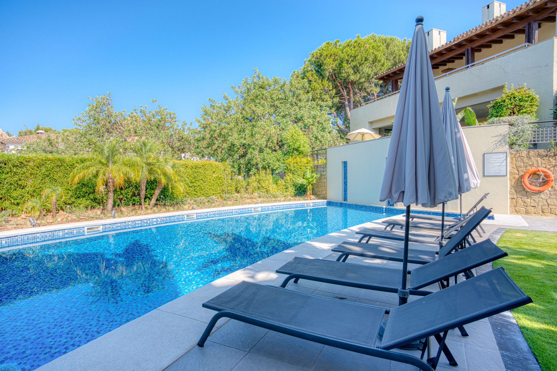 Luxus, Südlage zwei Schlafzimmer, Erdgeschoss-Wohnung befindet sich in prestigeträchtiger Gemeinschaft Imara, Balcones de Sierra Blanca