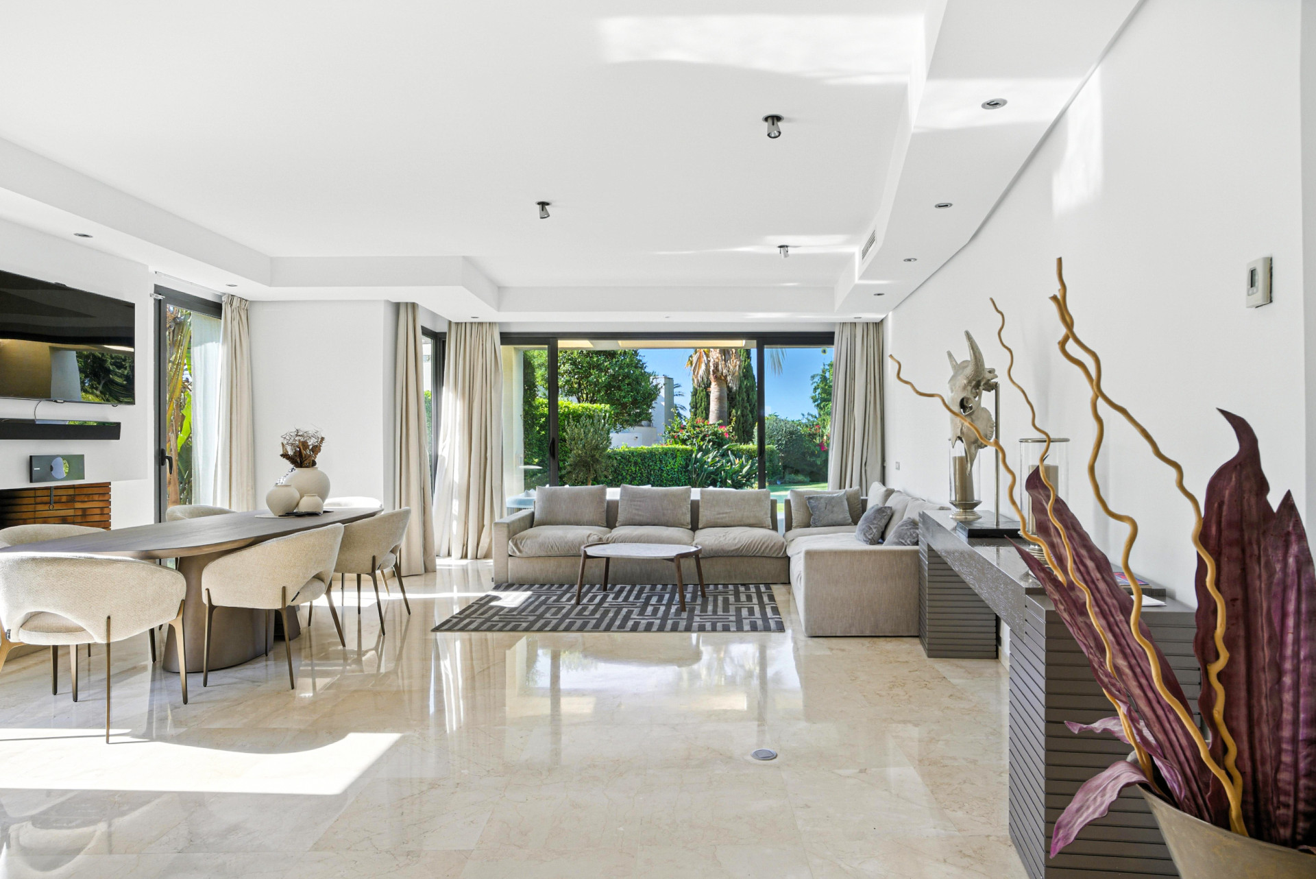 Luxus, Südlage zwei Schlafzimmer, Erdgeschoss-Wohnung befindet sich in prestigeträchtiger Gemeinschaft Imara, Balcones de Sierra Blanca