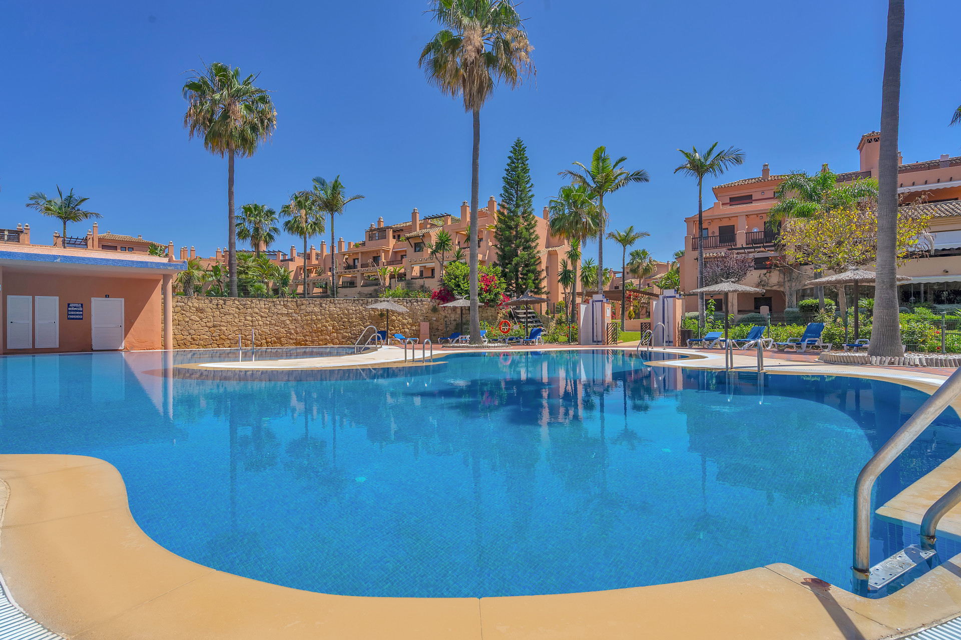 Welcome to Hacienda del Sol, a beautifully maintained urbanisation with six enormous swimming pools