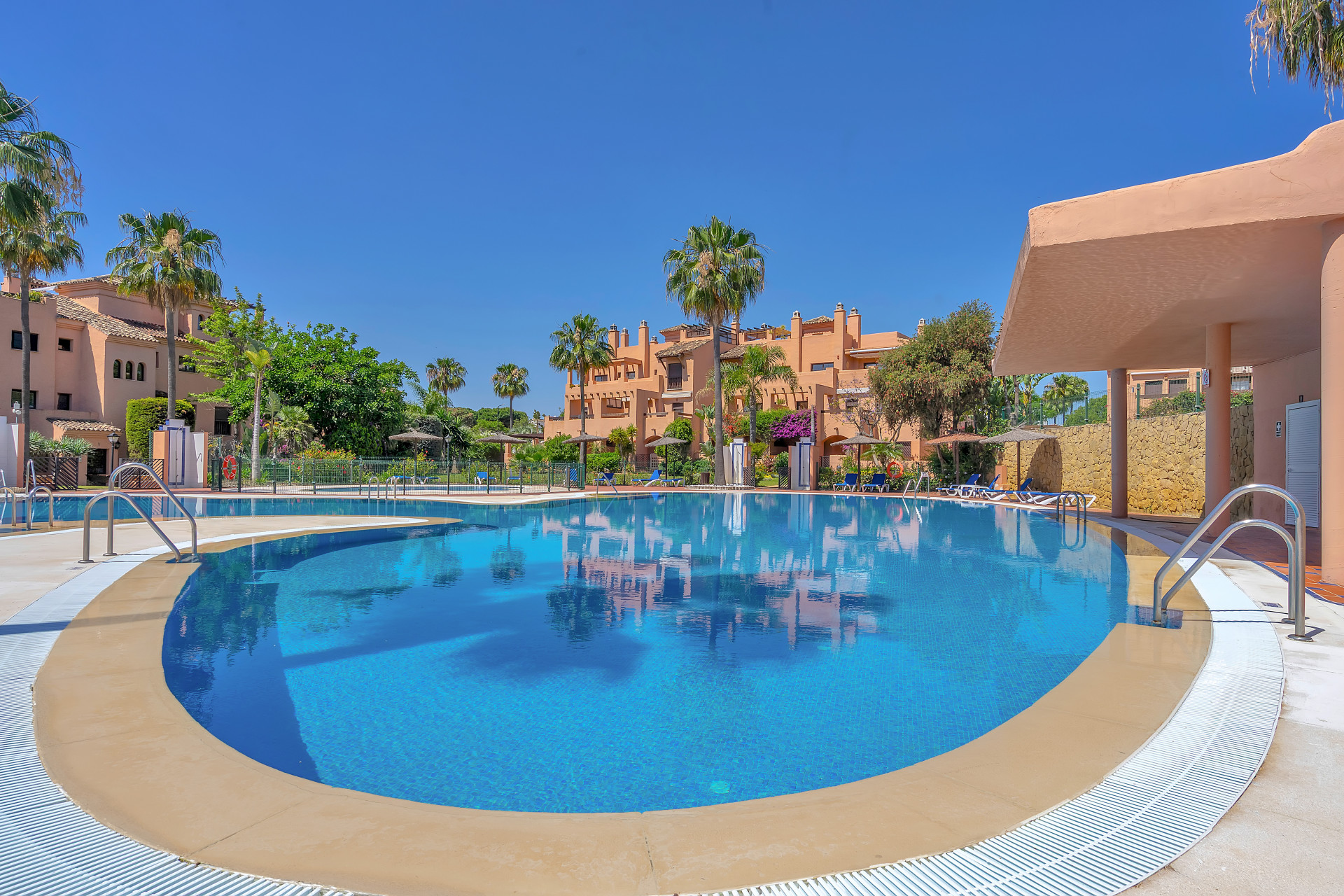 Welcome to Hacienda del Sol, a beautifully maintained urbanisation with six enormous swimming pools