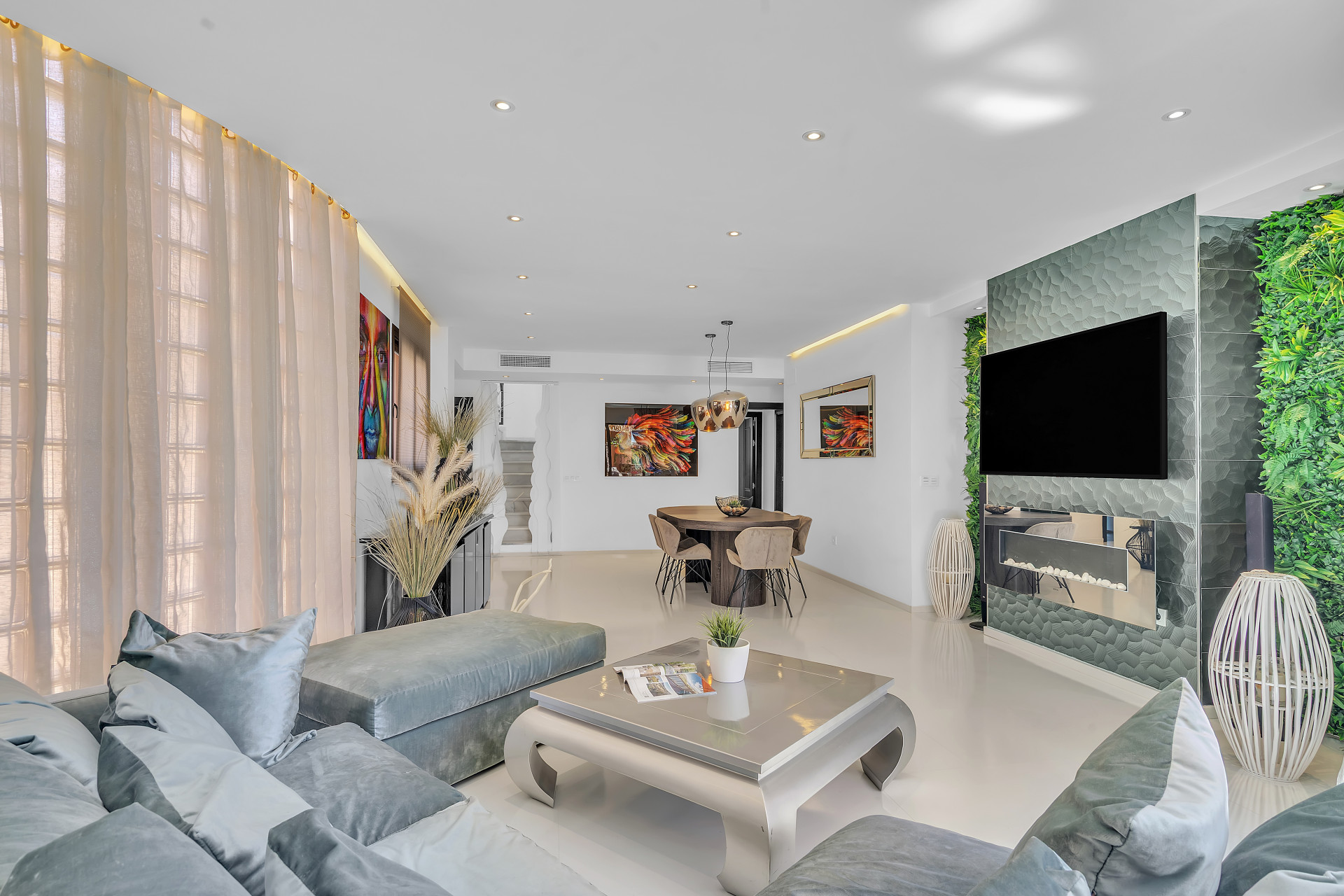 Welcome to Hacienda del Sol, a beautifully maintained urbanisation with six enormous swimming pools