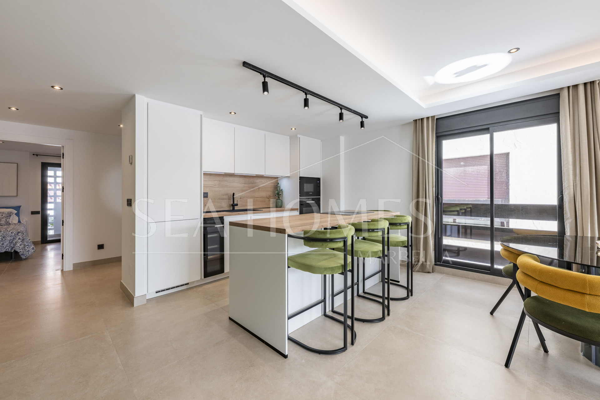 Beautifully renovated three-bedroom, east facing apartment, located in one of the most desirable complexes in Nueva Andalucia, La Maestranza.