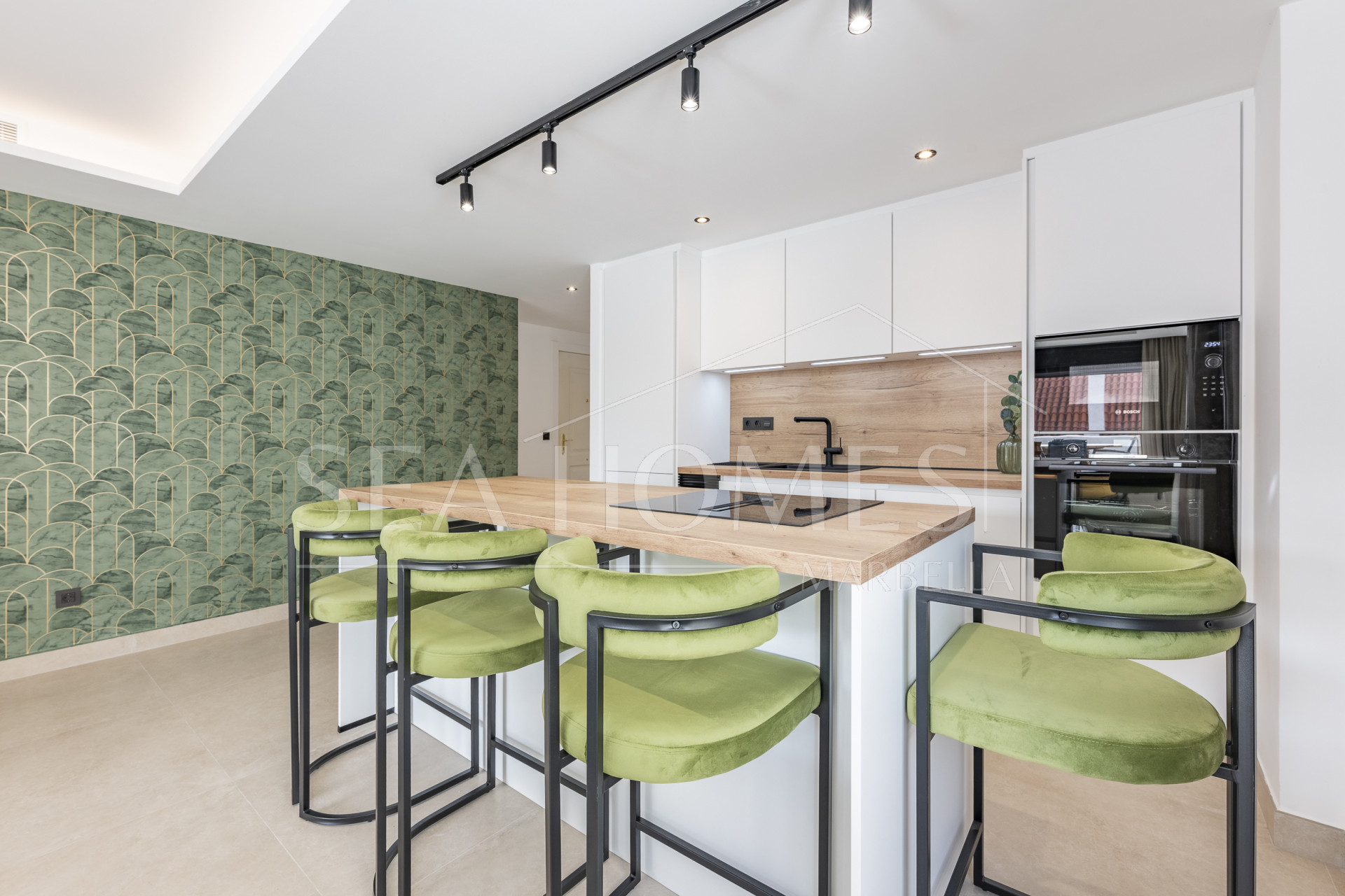 Beautifully renovated three-bedroom, east facing apartment, located in one of the most desirable complexes in Nueva Andalucia, La Maestranza.