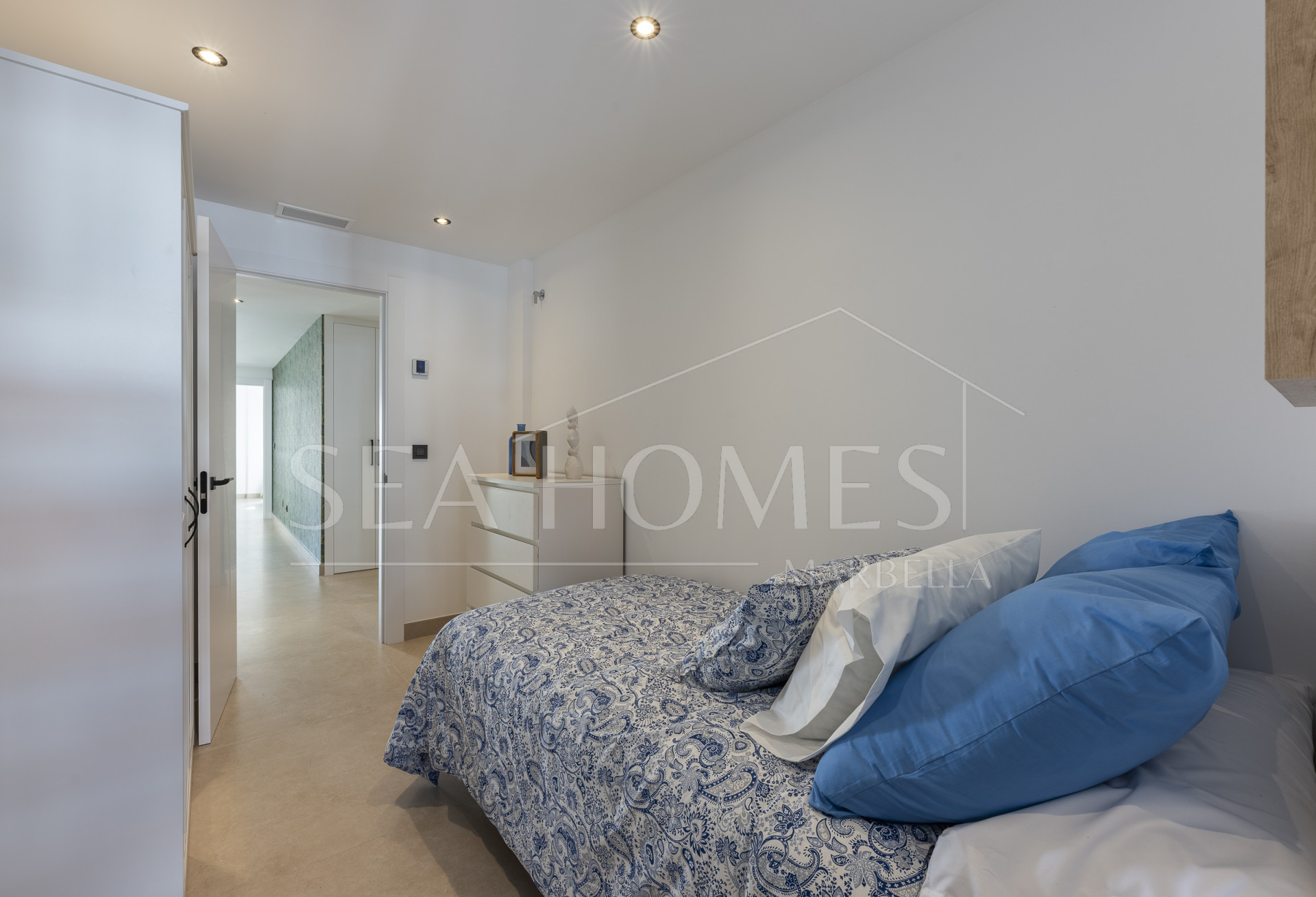 Beautifully renovated three-bedroom, east facing apartment, located in one of the most desirable complexes in Nueva Andalucia, La Maestranza.