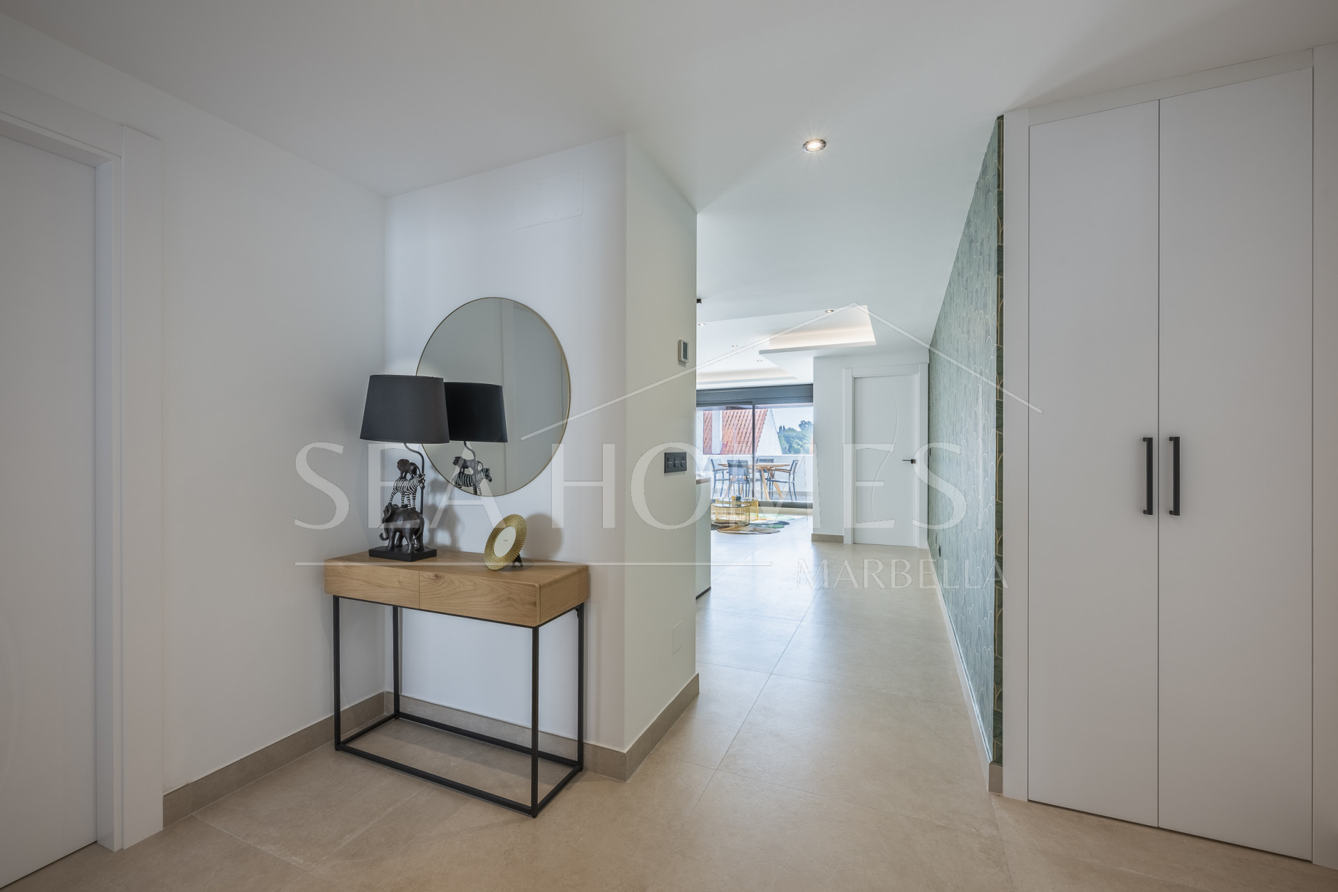 Beautifully renovated three-bedroom, east facing apartment, located in one of the most desirable complexes in Nueva Andalucia, La Maestranza.