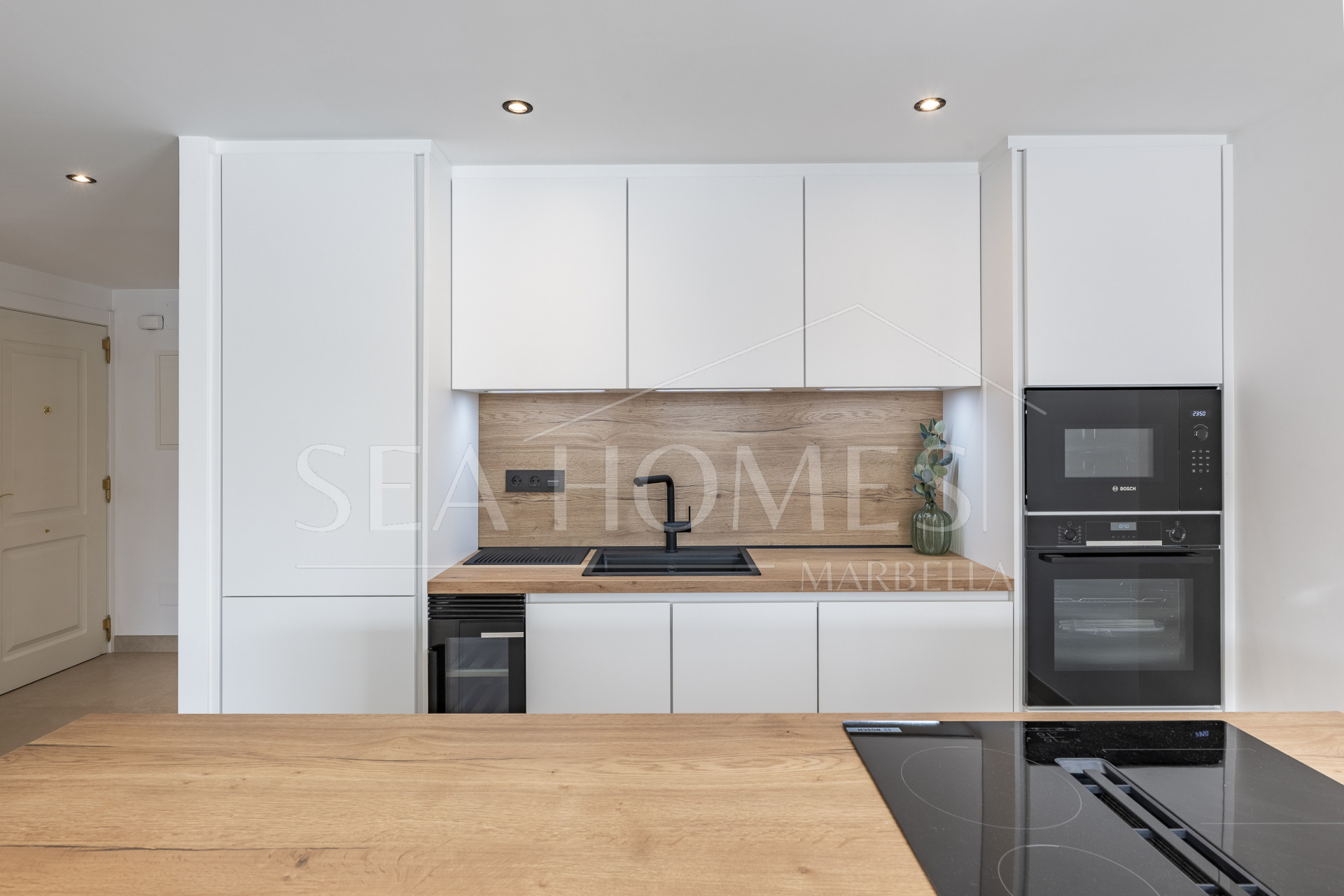 Beautifully renovated three-bedroom, east facing apartment, located in one of the most desirable complexes in Nueva Andalucia, La Maestranza.