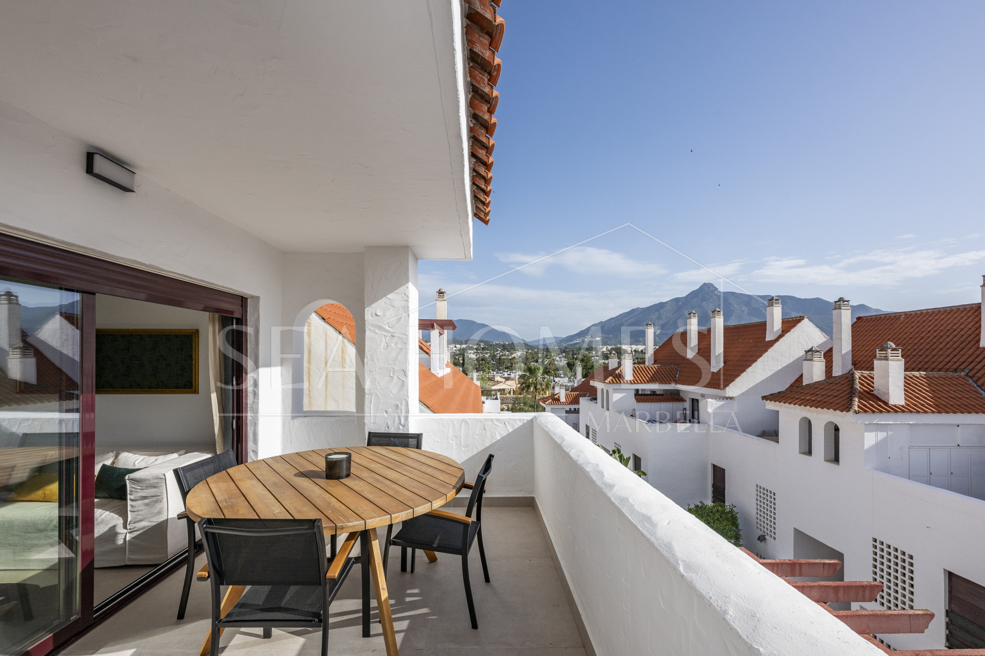 Beautifully renovated three-bedroom, east facing apartment, located in one of the most desirable complexes in Nueva Andalucia, La Maestranza.